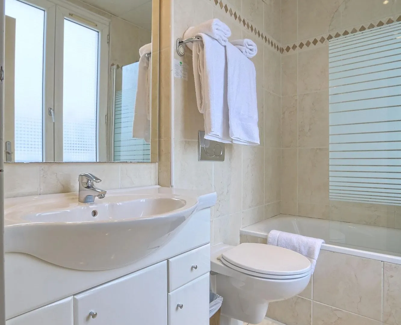 121 Paris Hotel