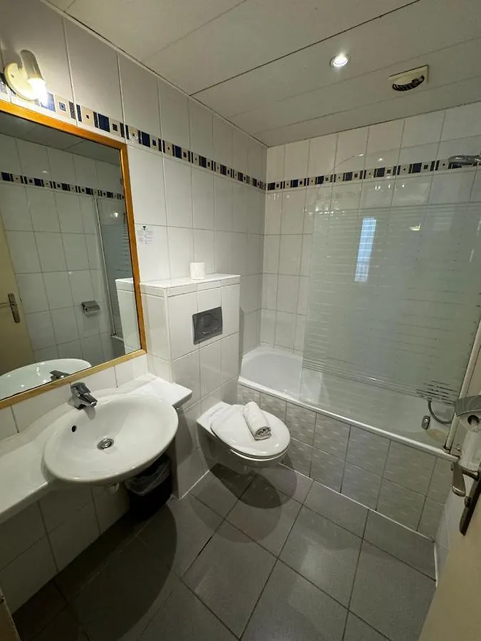 121 Paris Hotel