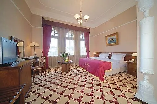 121 Paris Hotel