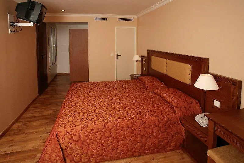 ***  121 Paris Hotel Francia