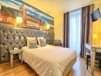 121 Paris Hotel