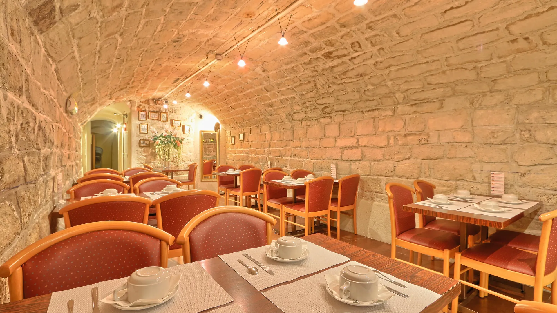 121 Paris Hotel