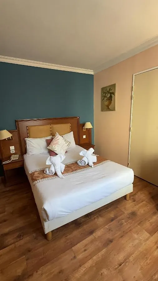 121 Paris Hotel