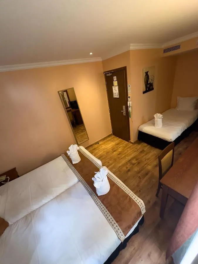 121 Paris Hotel
