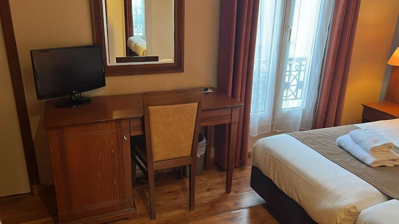 121 Paris Hotel
