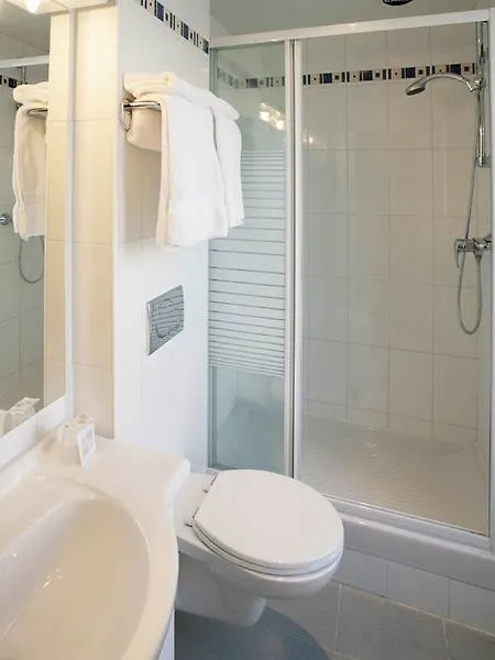 121 Paris Hotel