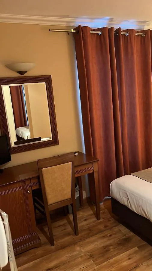 121 Paris Hotel